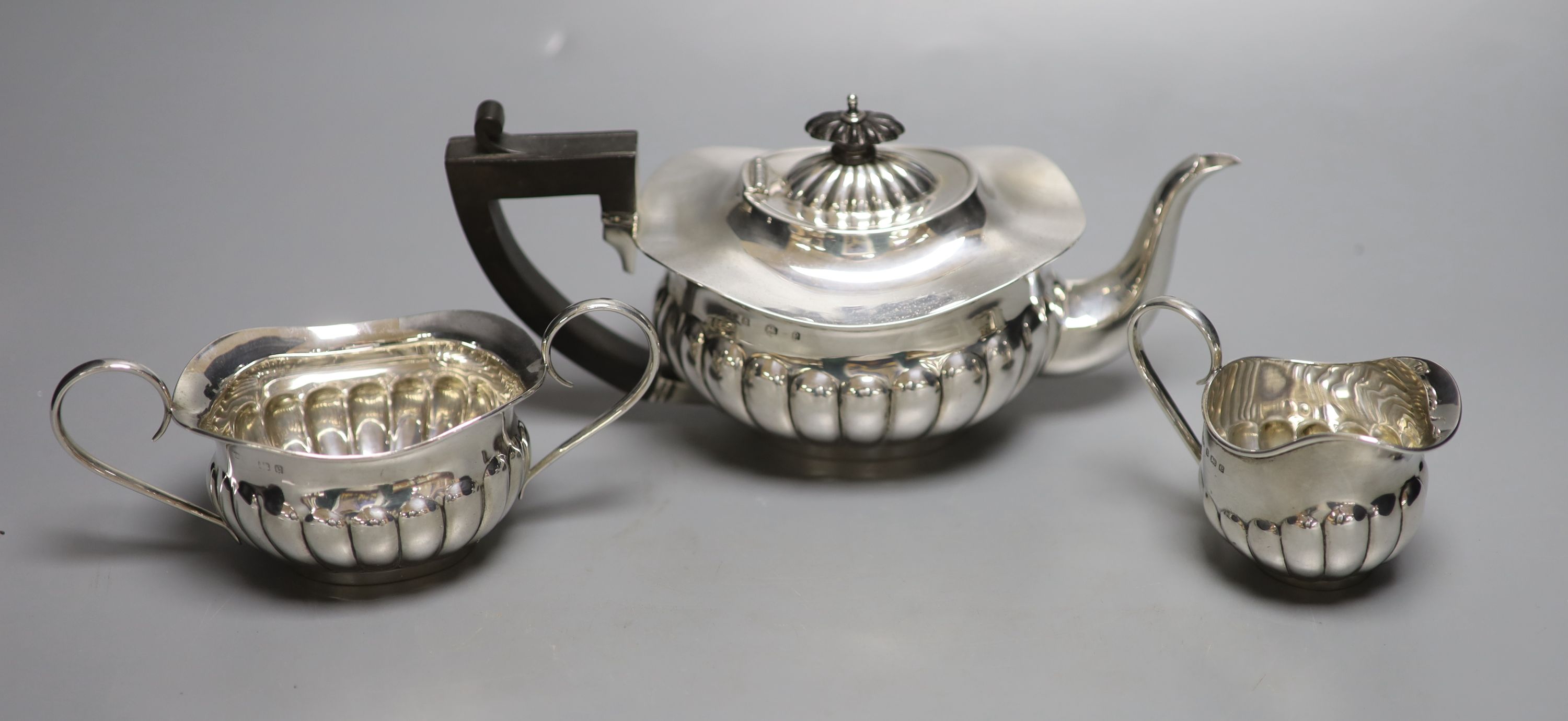 An Edwardian silver three-piece tea service, by Joseph Gloster, gross 16oz.